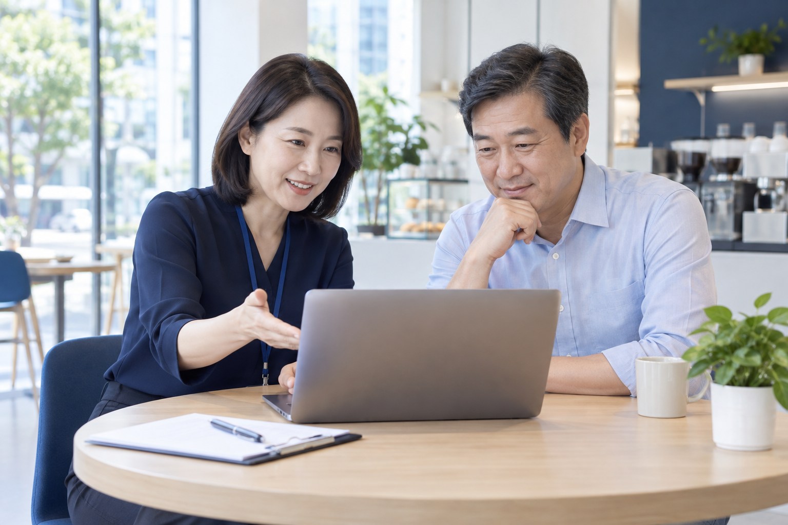 온라인 결제 시스템 상담 · 운영자가 자료를 살펴보는 업무 장면